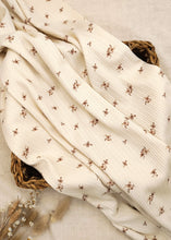 Lade das Bild in den Galerie-Viewer, Pointoille Stripes Feinstrickjersey - 'Little brown roses'