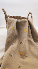 Lade das Bild in den Galerie-Viewer, Musselin - Embroidery Flowers Daisies
