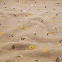 Lade das Bild in den Galerie-Viewer, Musselin - Embroidery Flowers Daisies
