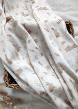 Lade das Bild in den Galerie-Viewer, Pointoille Stripes &amp; Dots - Feinstrickjersey - 'Hasen floral'
